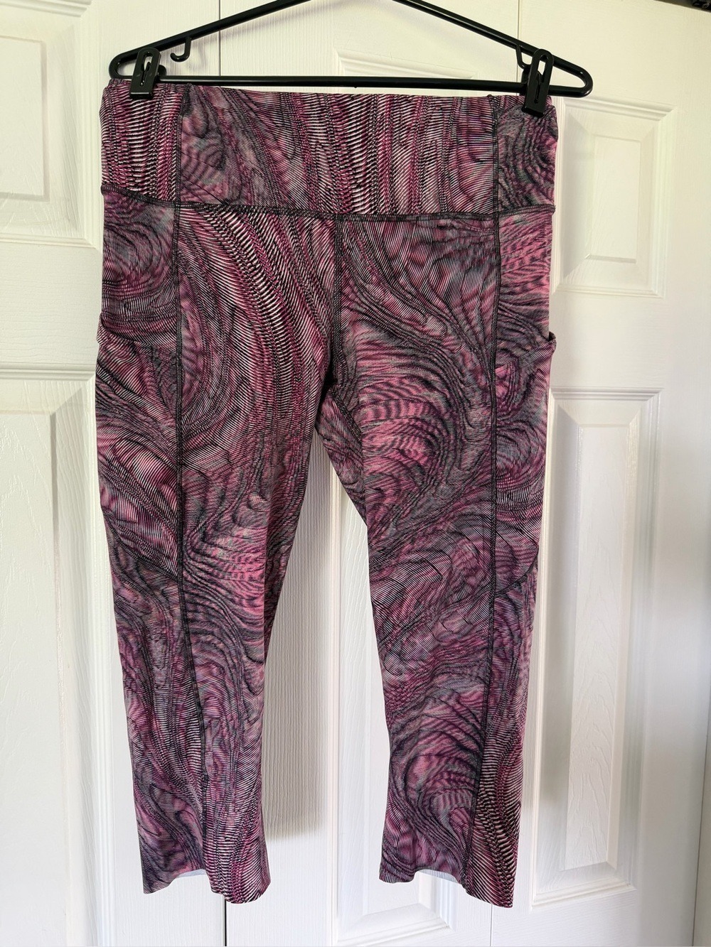 Women’s Lululemon Pink & Black Printed Capri Leggings size 10 BNWOT.